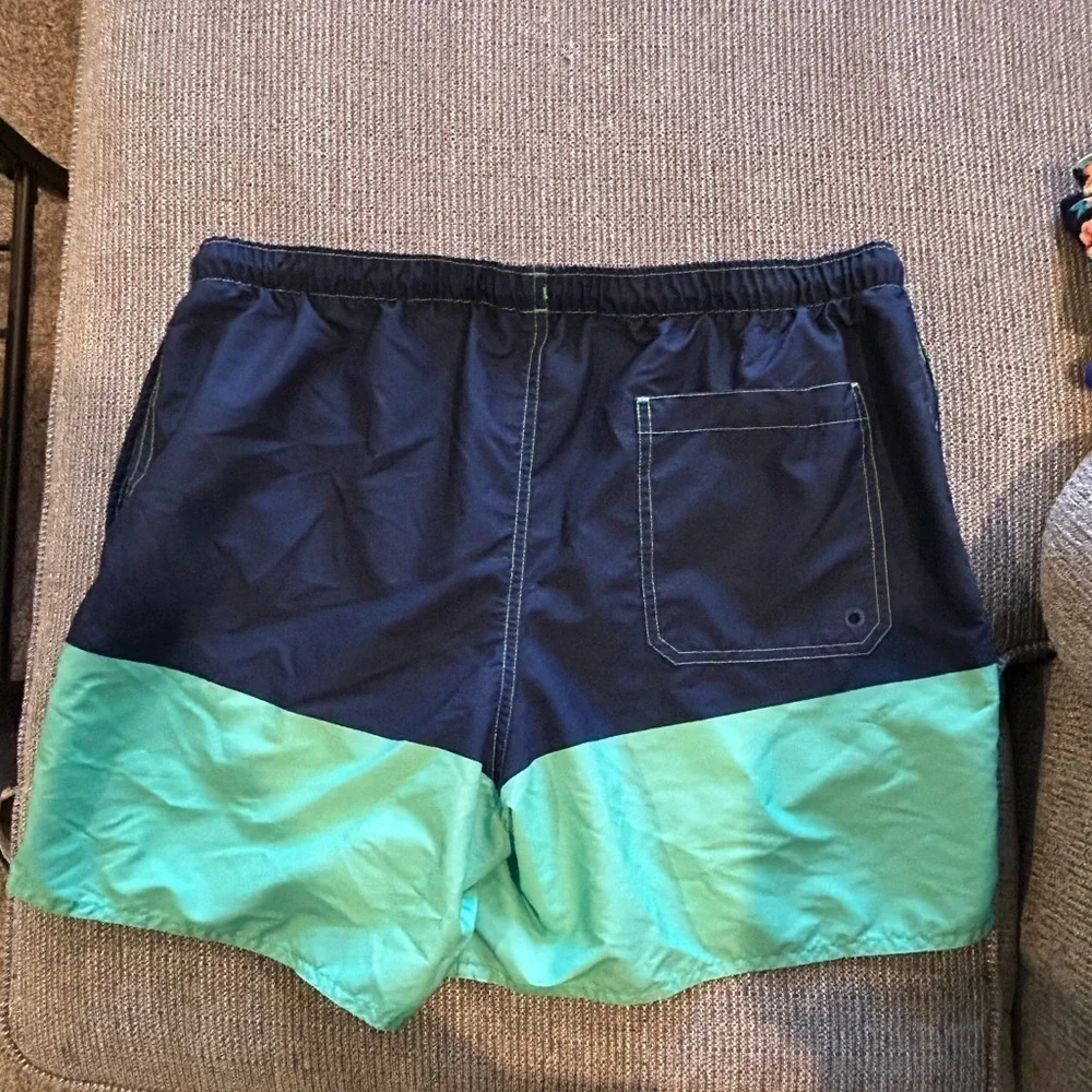 D09.9. Tribord men’s swim trunks color block navy blue/ green Sz 32 W